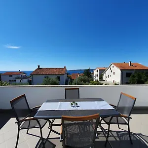 https://apartmani-alta.primorje-gorskikotar.com
